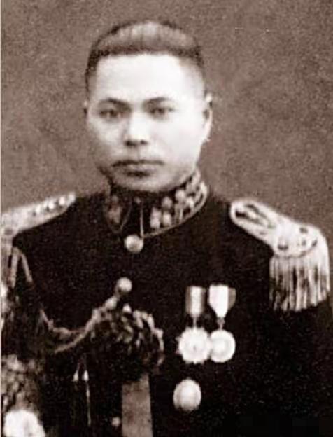 1946年，国军少将趁着夜色，闯进了一个地下党员家里，他用枪顶着地下党员的脑袋，