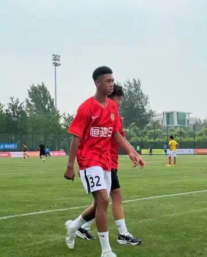 国足中卫未来十年最强组合“黑风双煞”，由张洪福搭档黄晟豪。二人都是混血球员，身体素质出色，对抗能力强