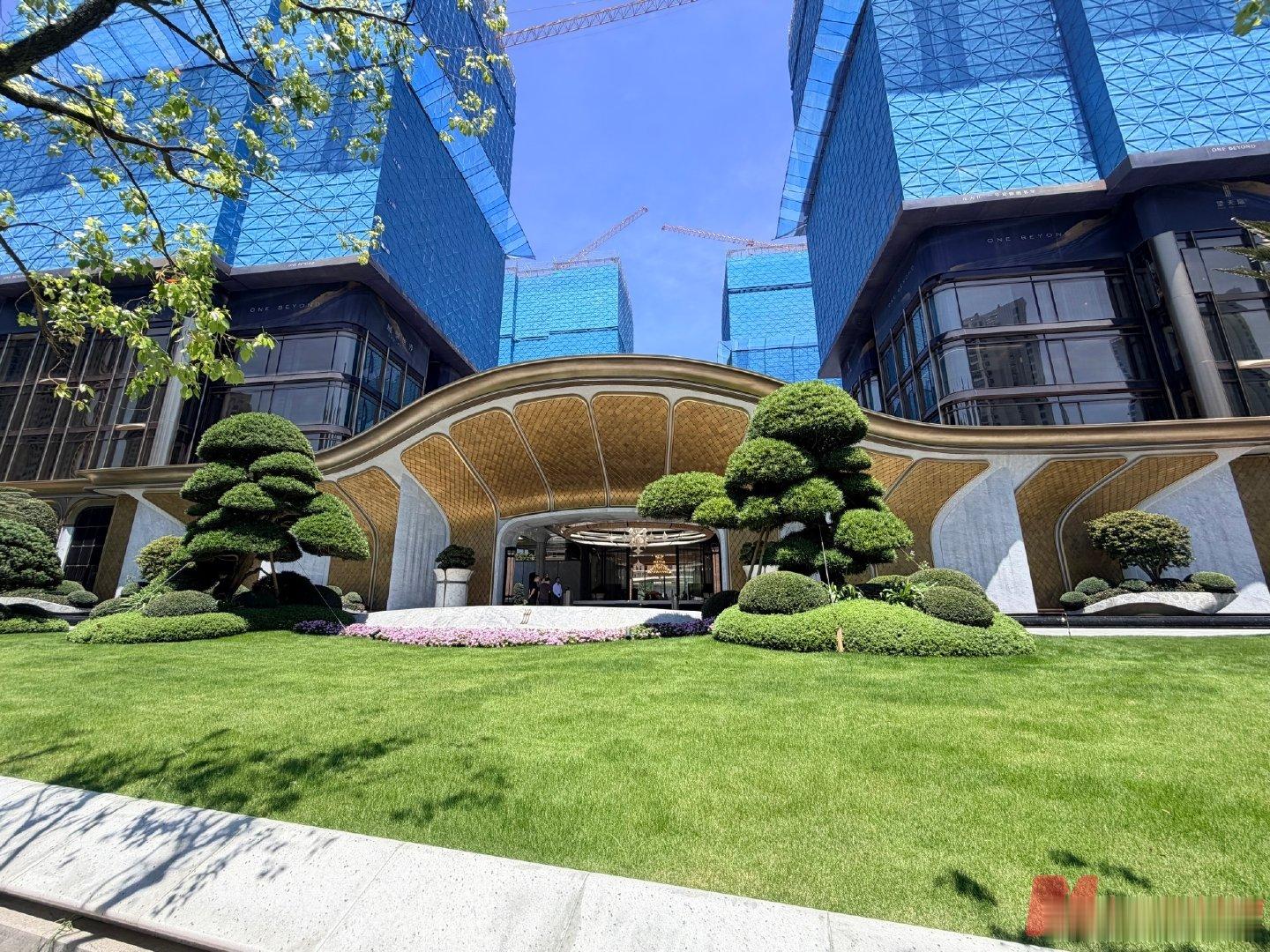 66套顶豪购房者平均年龄仅39岁【杭州66套顶豪开盘就卖光，最高超24万元/平