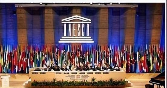 1971年，我国成功重返联合国，但却遭遇了一个小国的强烈反对票。26年后，这家