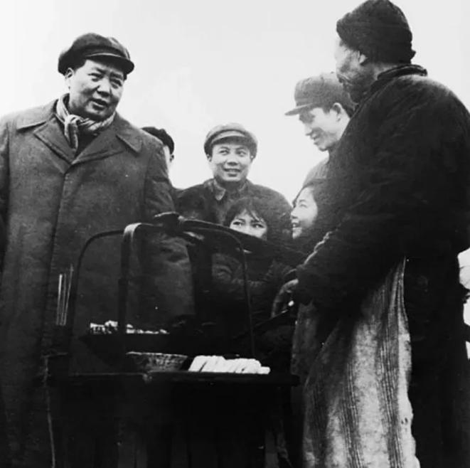 1957年毛主席视察武汉，在得知王盛荣只是建筑局里的一个副处长时勃然大怒，伟人当