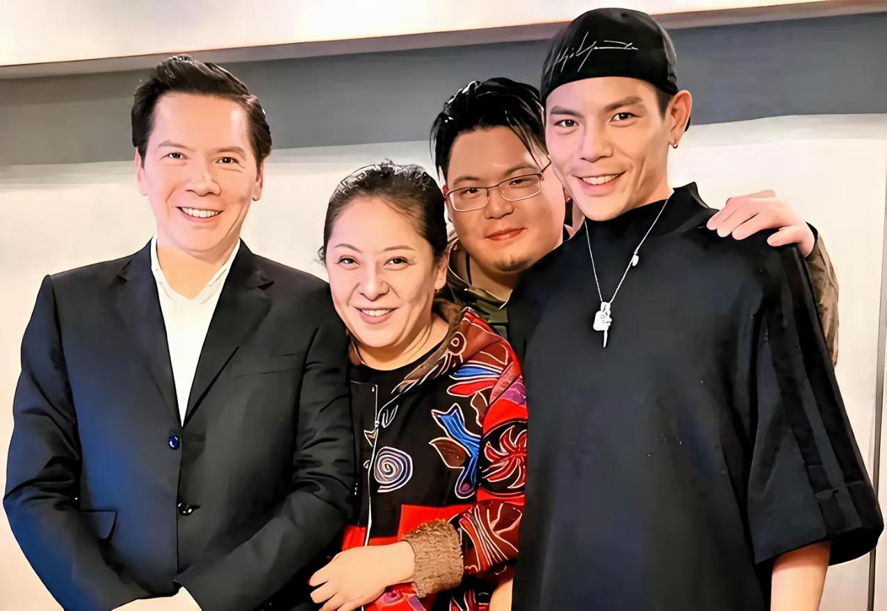 向太提起向佑时，那声叹气里藏着的，是做母亲的无奈。给了钱让他开宠物店，他偏