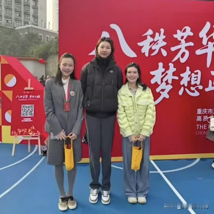 失踪人口袁心玥回归！因为伤病缺席全运会的袁心玥，近日出现在重庆，参加重庆市人民小