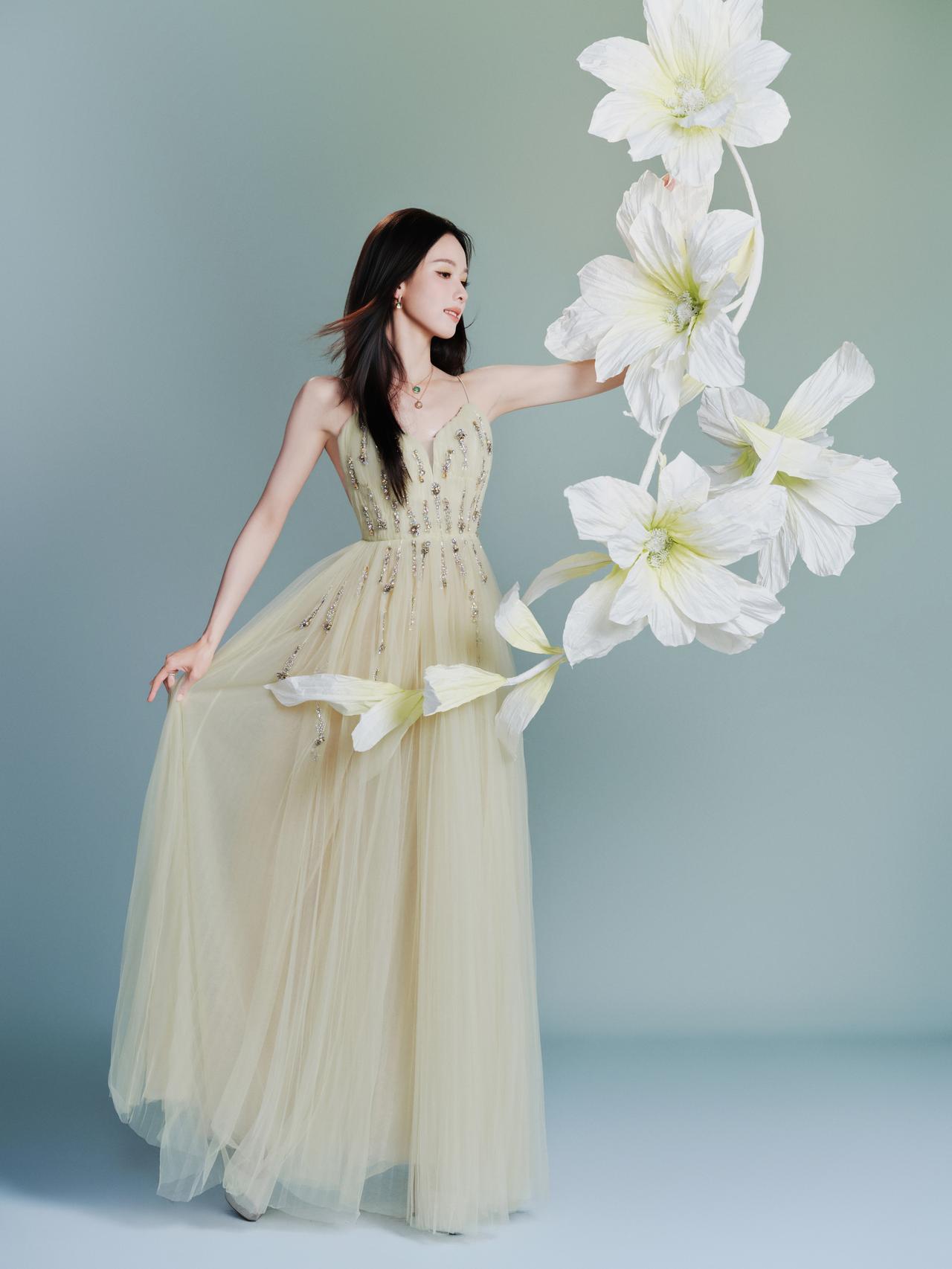 清冷/温柔/纯粹与花同频，与自然共鸣。陈都灵什么样的女生是最有魅