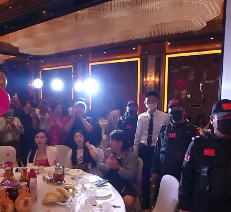 能给杨五捧场，参加他的收徒仪式的，都是坚强的人。从上午十点开始，一直坚持到下午一