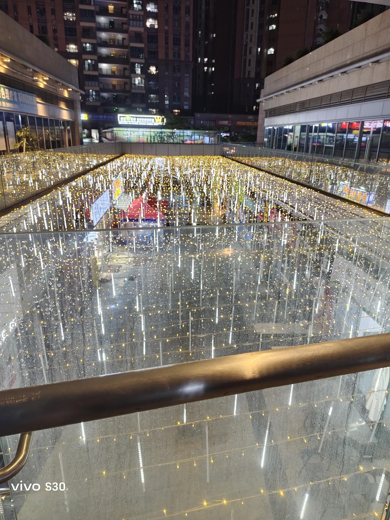 一天傍晚，我随手拍的一处夜景。美不美？大家说了算[大笑]