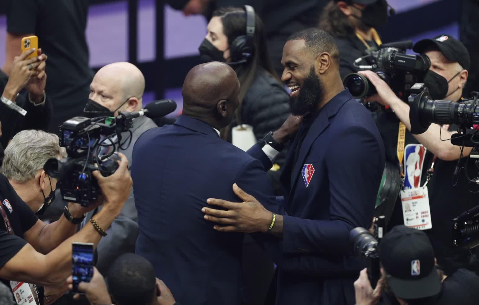 詹姆斯超越乔丹，成为NBA历史上获得MVP选票最老的球员！NBA官方宣