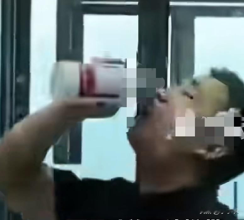 近日，重庆一男子带着茅台酒乘坐高铁，当场被安检拦下，因为茅台酒开了盖，男子3分钟