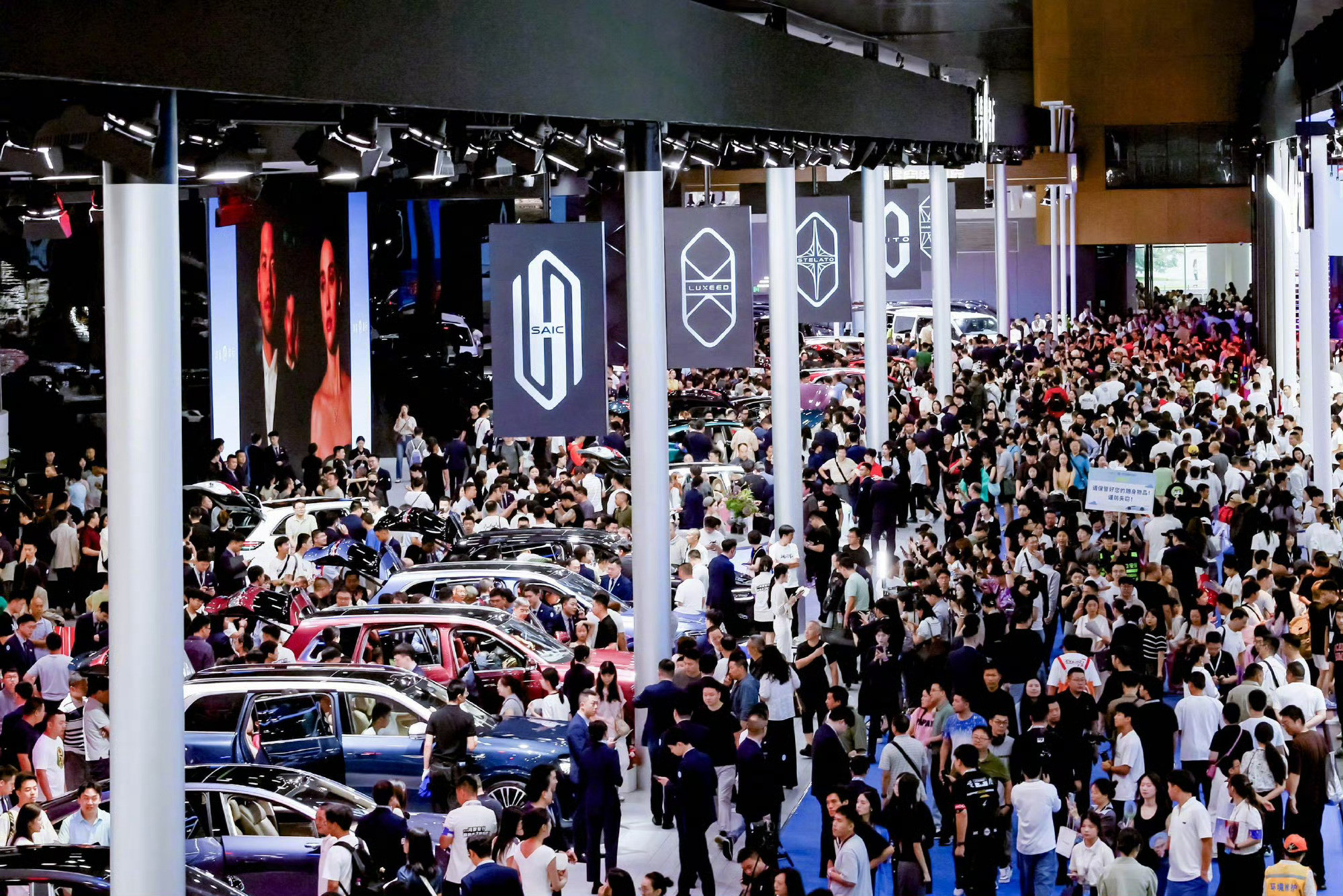 问界、智界、享界、尊界、尚界，首次全线集结成都车展，展台挤满了人。只有这种上帝视