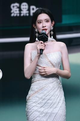 孟子义现身浙江杭州一袭抹胸裙出席五菱汽车活动解锁女人穿抹胸裙有多性感不知道