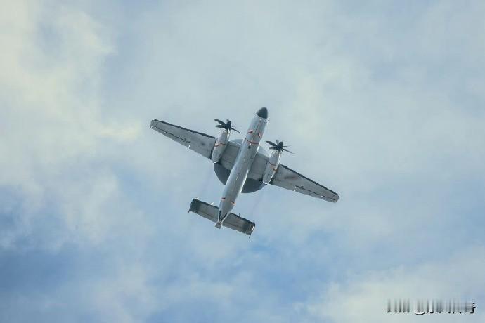 空警-600预警机是我国航母编队最重要的装备，因为空警-600预警机是现代化空中