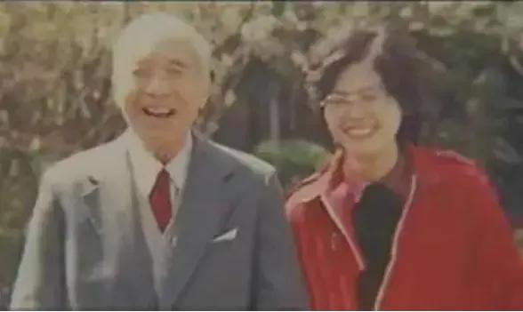 1987年深夜，85岁的老人喝醉了酒，一把抱住了身边23岁的小保姆。令人惊讶的是