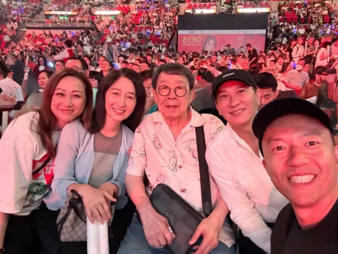 61岁关咏荷近照曝光，和老公张家辉去看演唱会，状态引关注。时隔数月，关咏荷和