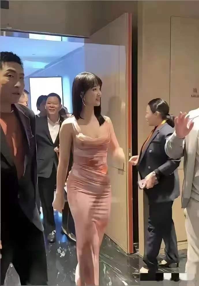 我滴个天呐！万万没想到啊！她本人比电视里还要好看，难怪那么多人喜欢她！