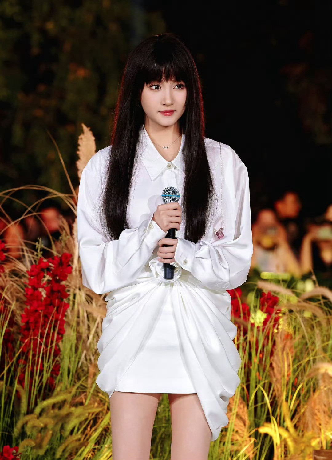 关晓彤白衬衫青春女大关晓彤央视五四晚会造型，白衬衫好青春女大[爱心]​​​