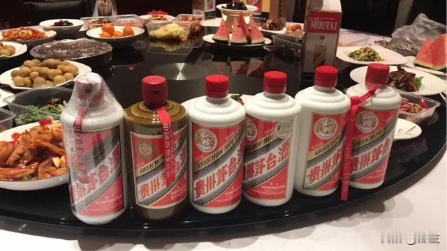 杭州酒局这事，我觉得大家忽略了一件事，那就是摆在桌面上几瓶茅台。这个酒局，定在