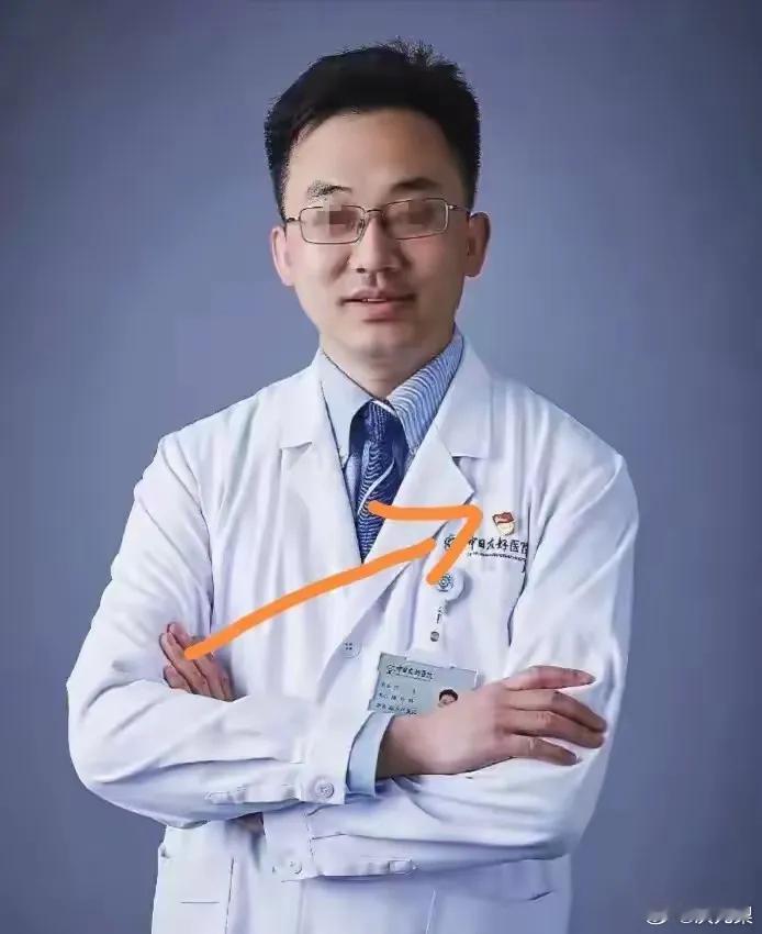 天塌了，肖某的天塌了！之前他还不怎么慌，毕竟就算被医院开除，他还可以过的很好，但