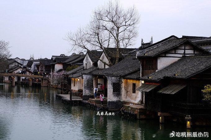 快到浙里来江南六大古镇全Get，在墨色江南撑一把油伞，在粉墙黛瓦的古巷之间，