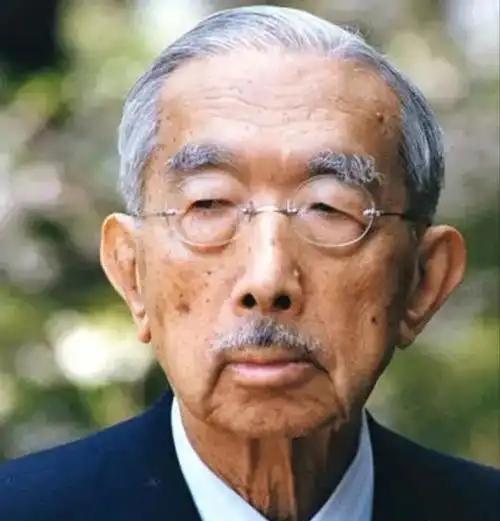 二战后，裕仁多次出访欧美国家，但从未到过中国，在欧美，裕仁在多种场合鞠躬下拜，表