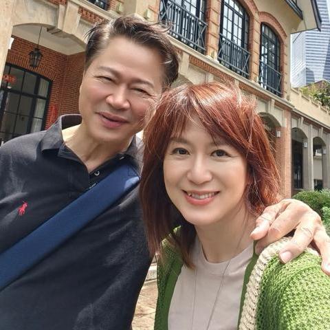 赖岳谦教授真的是宠妻狂魔，他心情的好坏，都与小娇妻周玉琴有关。原本这几天他的