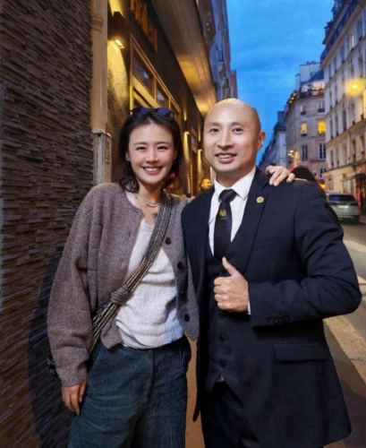 37岁马思纯在巴黎夜逛，打扮超洋气，瘦了不少，笑起来老好看了！​​​