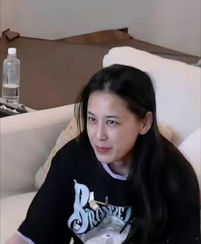 黄圣依对素颜上节目有一种执着。​​​​