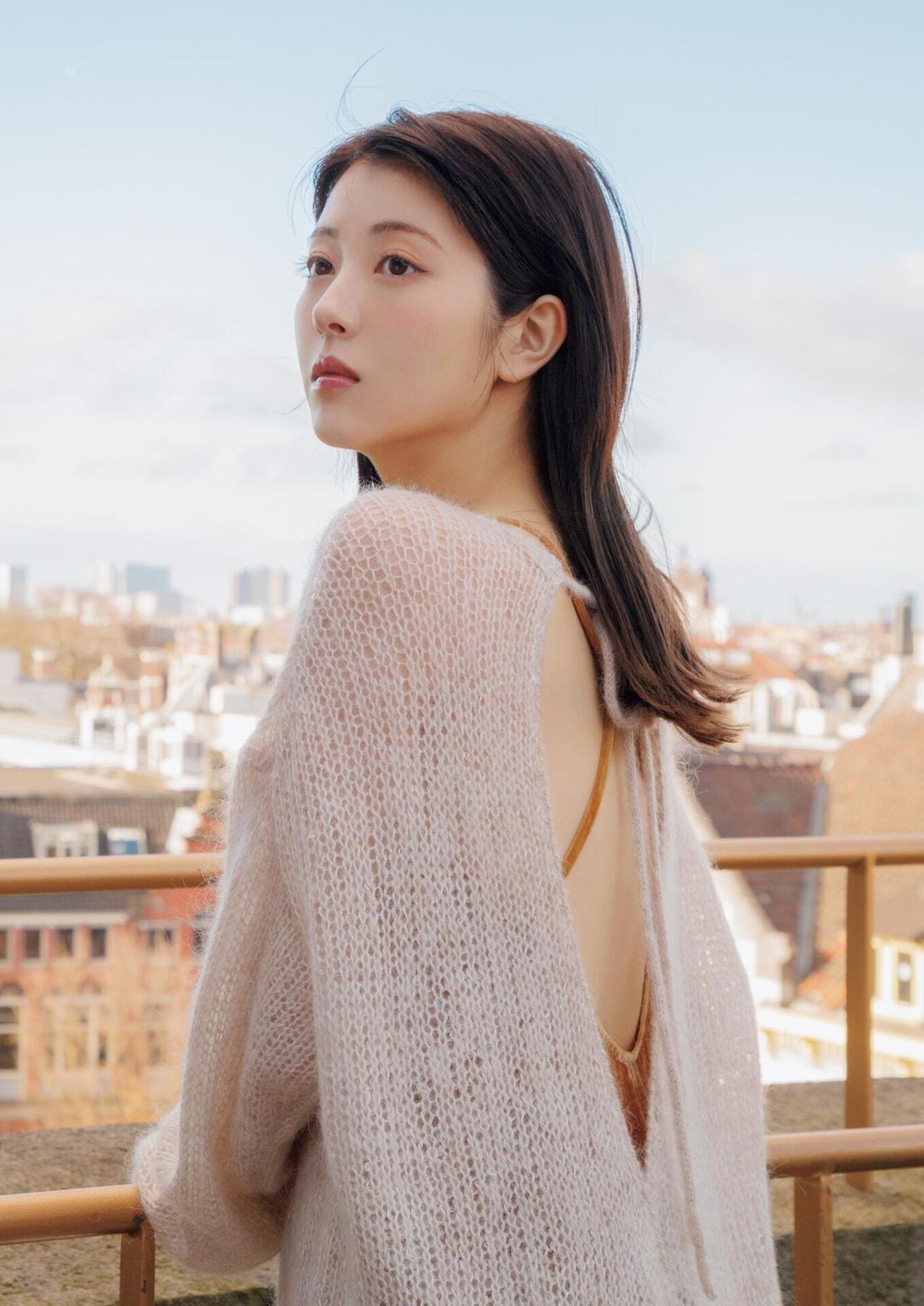 城市天际线下的温柔侧颜，轻纱飘逸，静谧如诗。