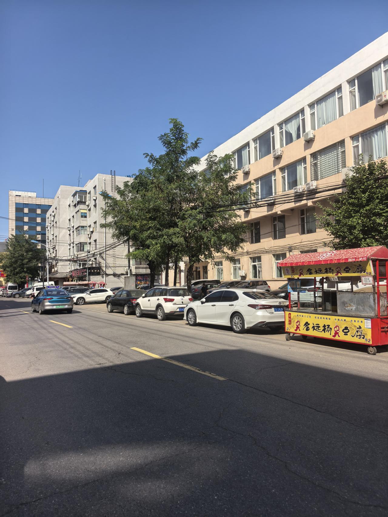锦州是不是应该搞三城联创了？我看应该搞了，要不然也有点无序了。这凌河夜市的东边南