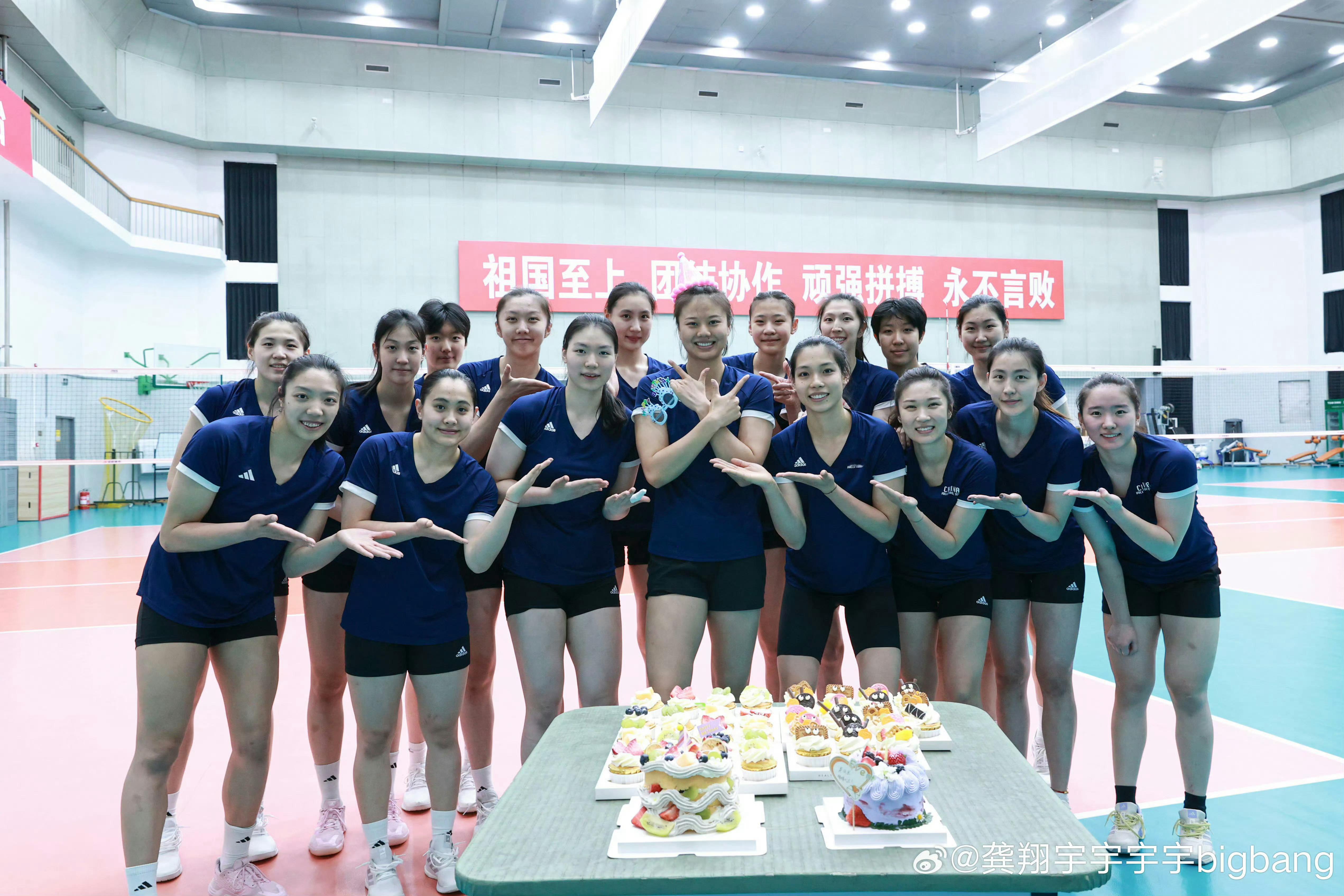 前两天龚翔宇晒出生日大合照里面没有季雨潇！球迷不用过多推测了哈她人还在北京，没有