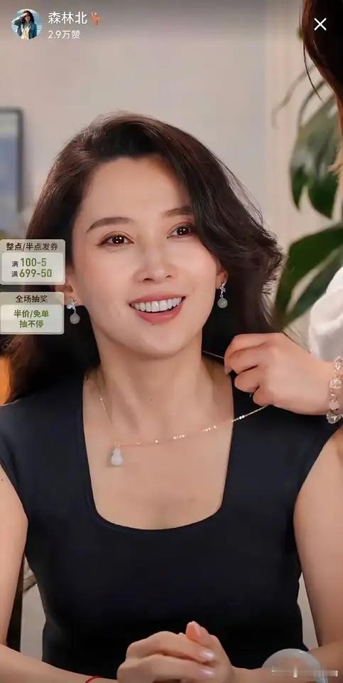发现没？森林北太猛了！万万没想到白天她还在和汪峰逛街买买买，晚上就开始直播搞事业