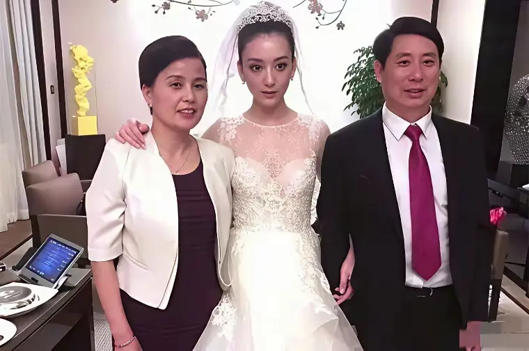 方媛长的像谁？比父母好看太多了