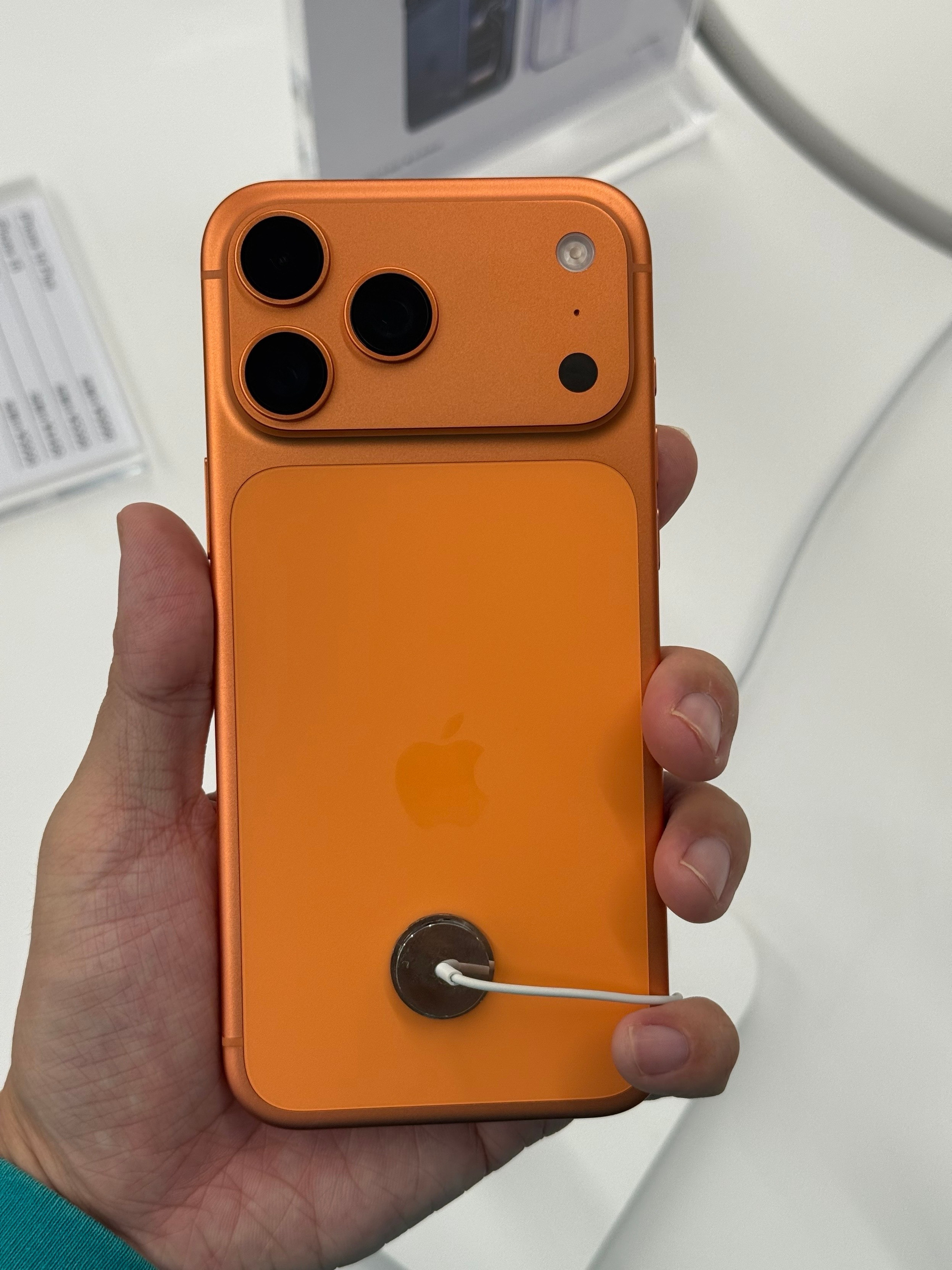 苹果客服称iPhone17没那么容易刮花一上手我以为是塑料[汗]特别是背板。演
