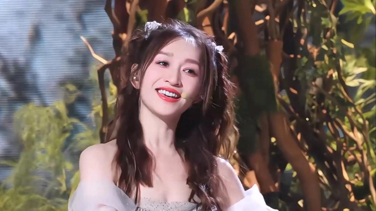 李小冉哽咽夺榜首：人气与实力的博弈，藏着多少无奈？《乘风2026》首场公演
