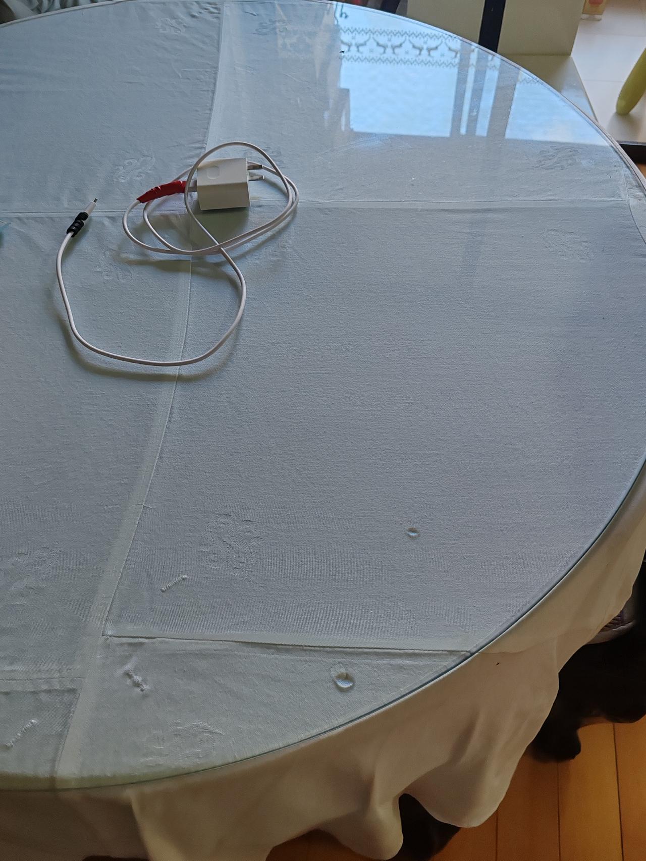 三林实体店订制一块台面钢化玻璃，真是贵的离谱，一块直径1000mm的桌面玻璃，资