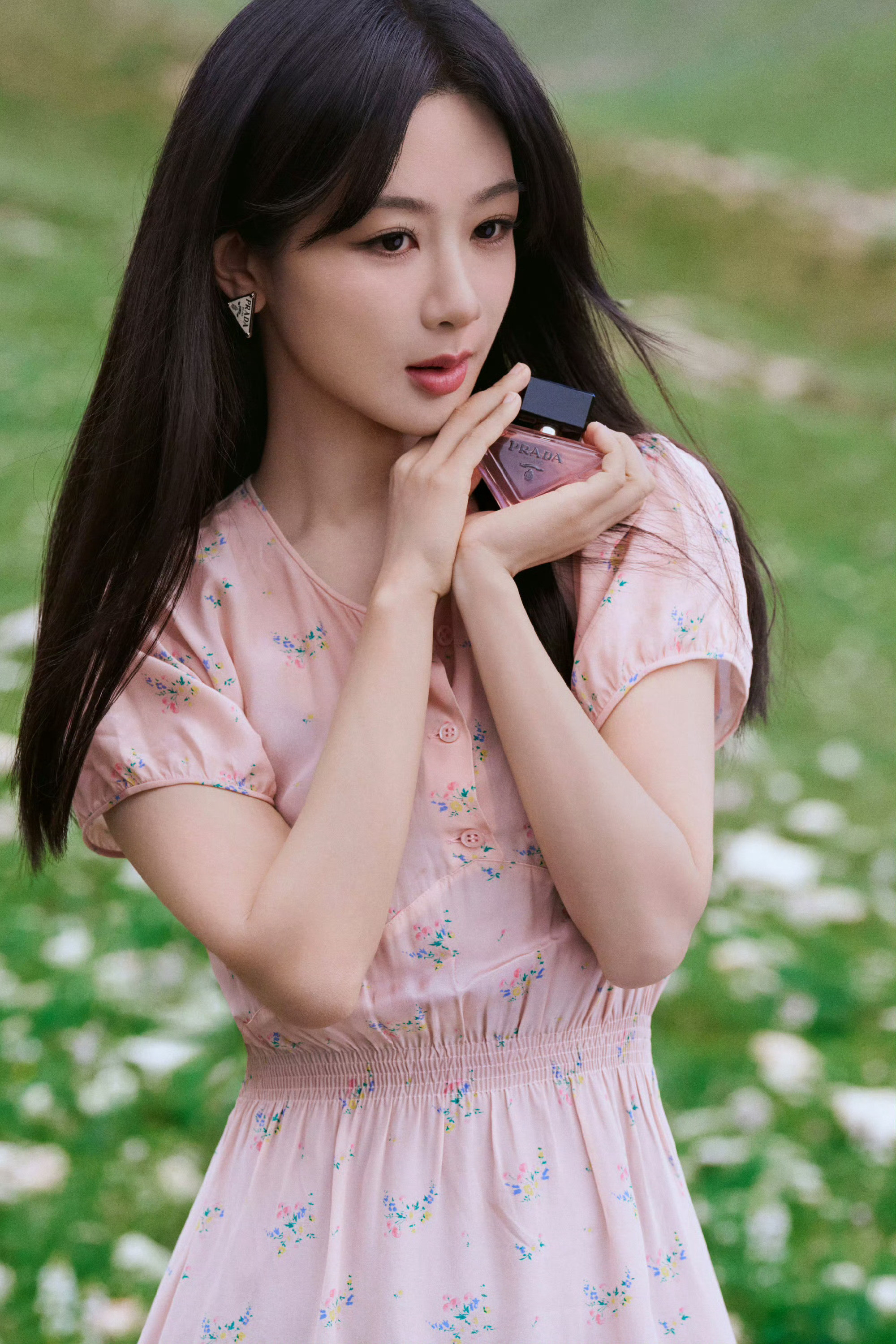 哇～抱小羊这张好温柔啊杨紫prada美妆品牌代言人​​​