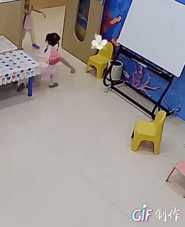 又一个天生的坏种！近日，上海一小女孩在教培机构被同班同学往眼睛里喷花露水。同学