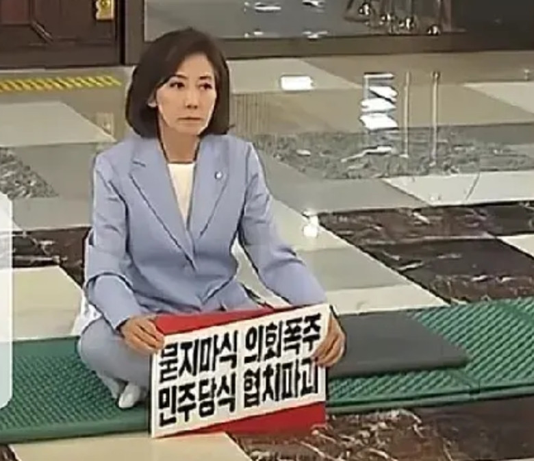 第二个李在明出现了！韩国61岁女议员罗卿瑗为抗议李在明，竟选择在国会大厅彻夜长