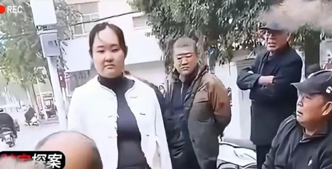 看到一个虎妹暴力制止抽烟的视频:一群大爷在街边抽烟聊天，被一路过的虎妹斥责。大