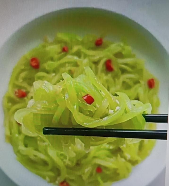 立冬后养骨很重要，别老盯着萝卜白菜，试试这几样。蒜蓉西兰花就不错，西兰花富含维C