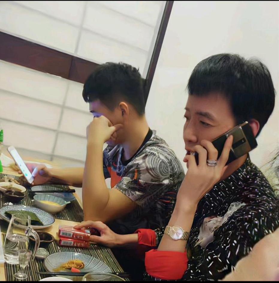 北京加代，身上一直有个改不掉的习惯，那就是酷爱抽烟，尤其偏爱软中华，一天最少都要