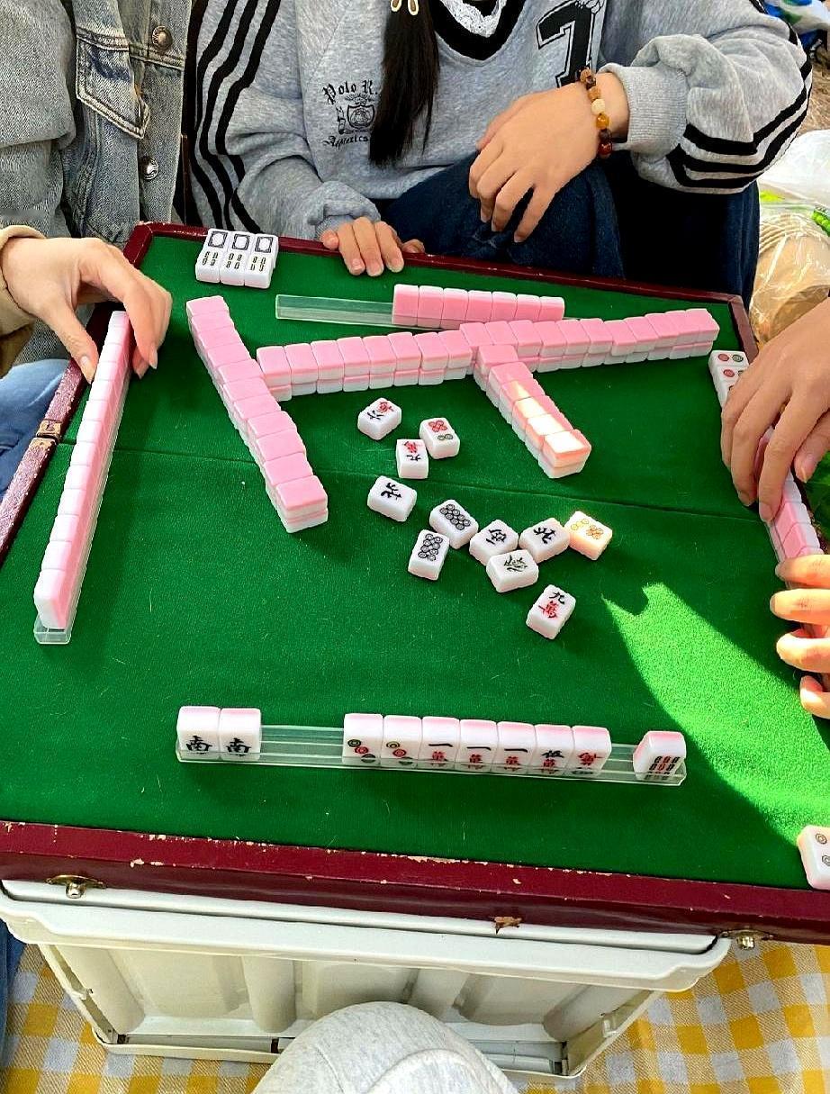 就因为200块钱，婆家侄子在牌桌上当场甩脸子。他把牌一推，钱往桌上一拍，脸