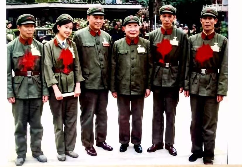 1984年，总参谋长开国上将杨得志，视察昆明军区，在昆明军区司令员张铚秀的陪同下