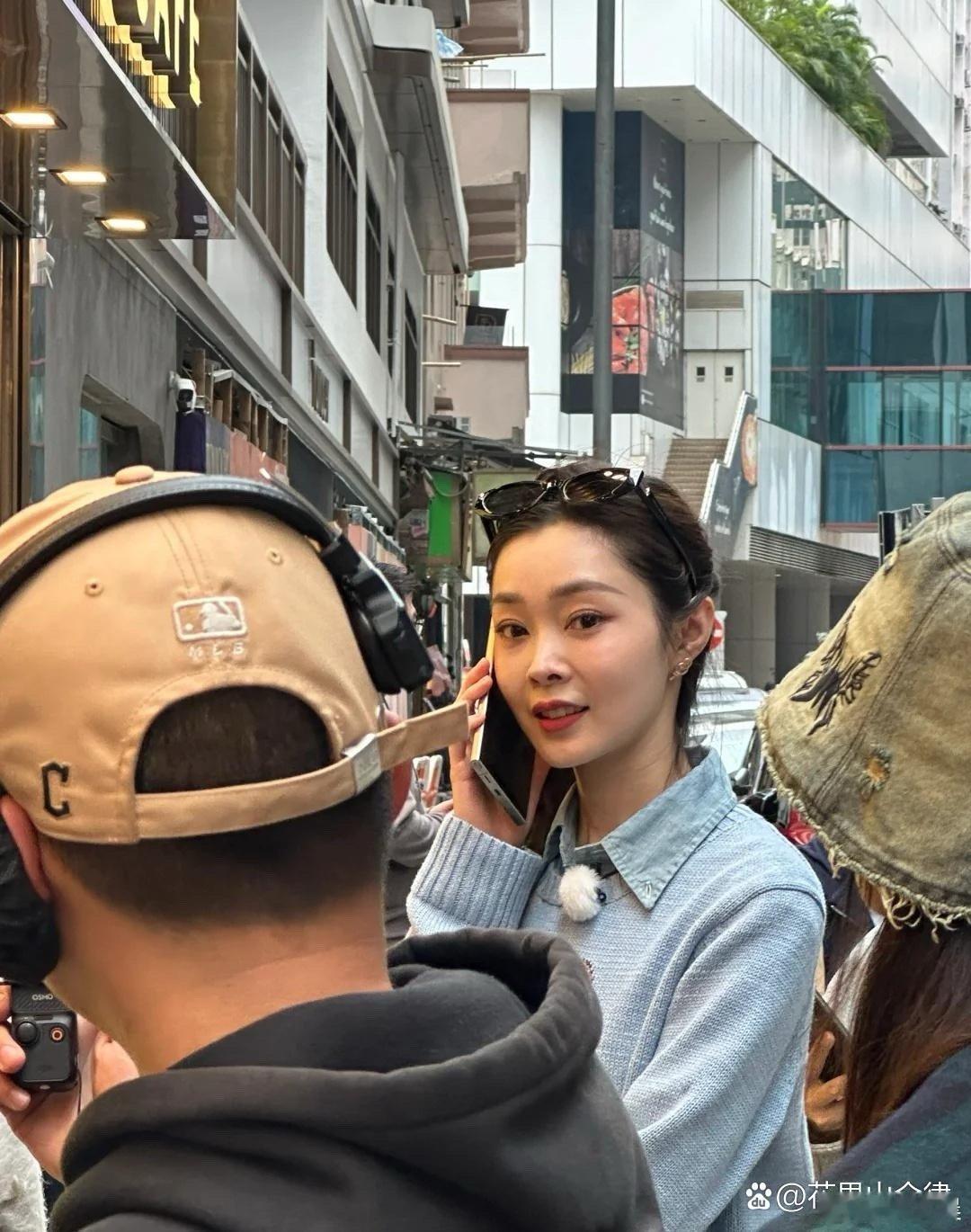 难怪身后的小哥哥都看得格外认真，宋轶这颜值和气质真的被严重低估，越看越惊艳！