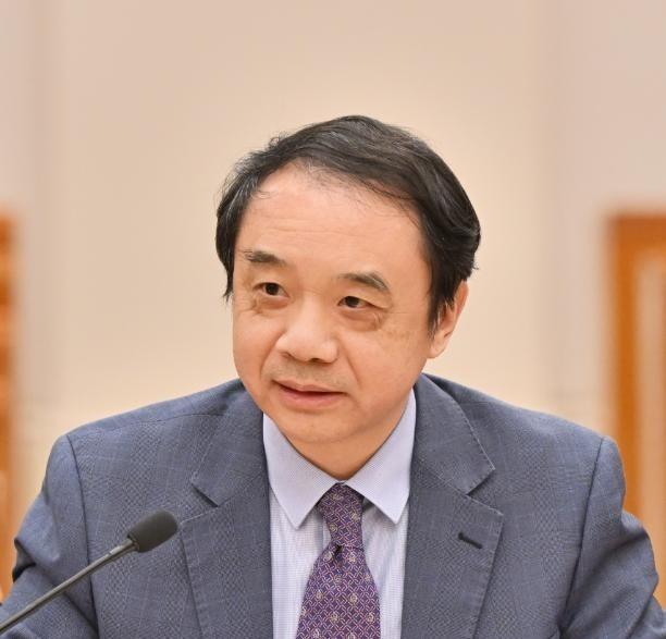 2016年，杨振宁曾顶着骂名阻止建造300亿的大型粒子对撞机，这也惹怒了中科院院