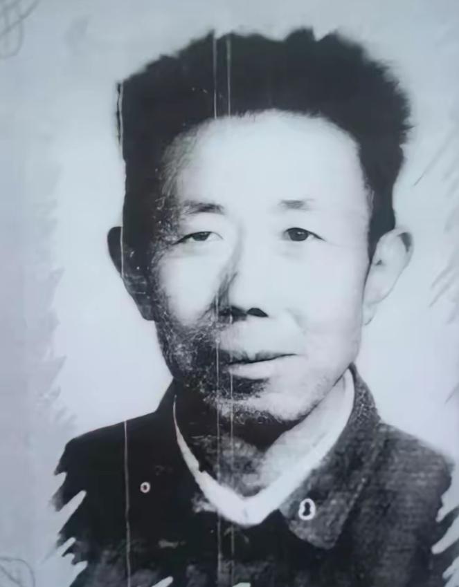 1949年，杀了3000多名红军的韩起功逃入祁连山，解放军搜寻多日无果，这时，一