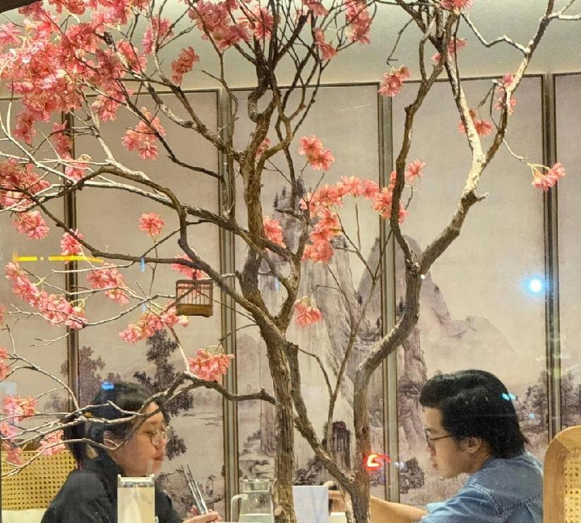 李雪琴王一通餐厅约会被偶遇！素颜低调超亲和，互动像“老夫老妻”9月24日，有网