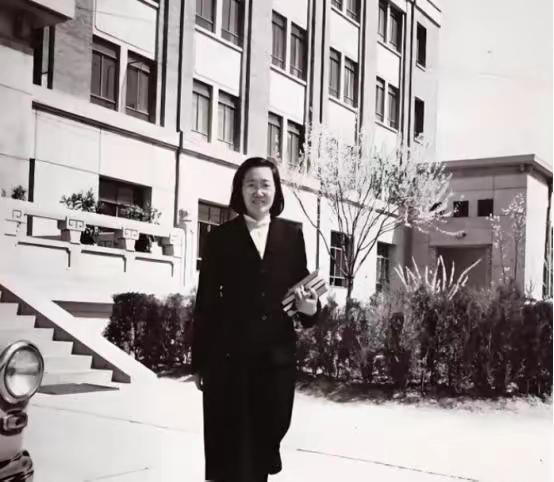 1956年，北大才女王承书一家登船回国，被美国工作人员要求开箱子、脱下衣服。没想