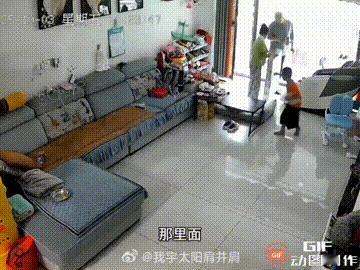 四川一户人家内，弟弟去拿地垫的时候，看到角落里有一条蛇，于是赶紧提醒姐姐，但姐姐