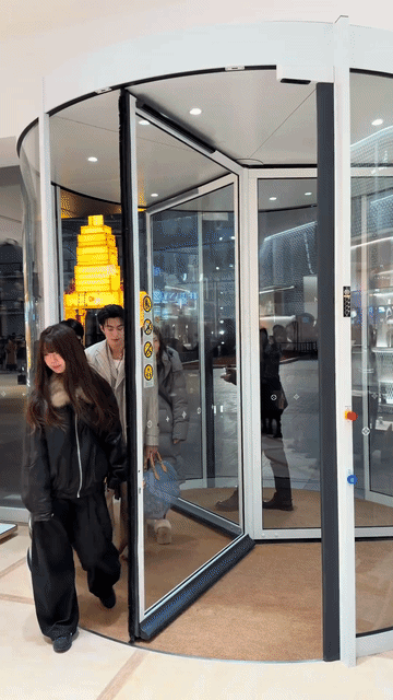 两个LV高管对王鹤棣满眼都是欣赏，王鹤棣这一身穿搭也太帅了！西装叠搭风衣居然这么