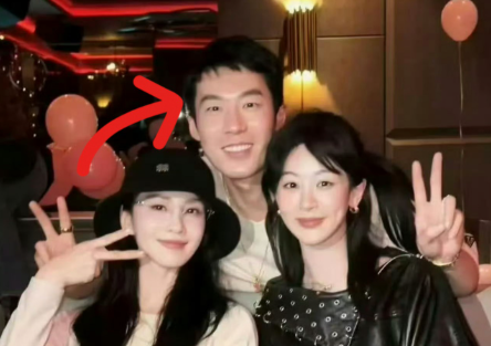 刘诗诗参加杨紫生日宴了我去查了一下她俩身后的男人原来他是杨紫的经纪人，叫雷雨